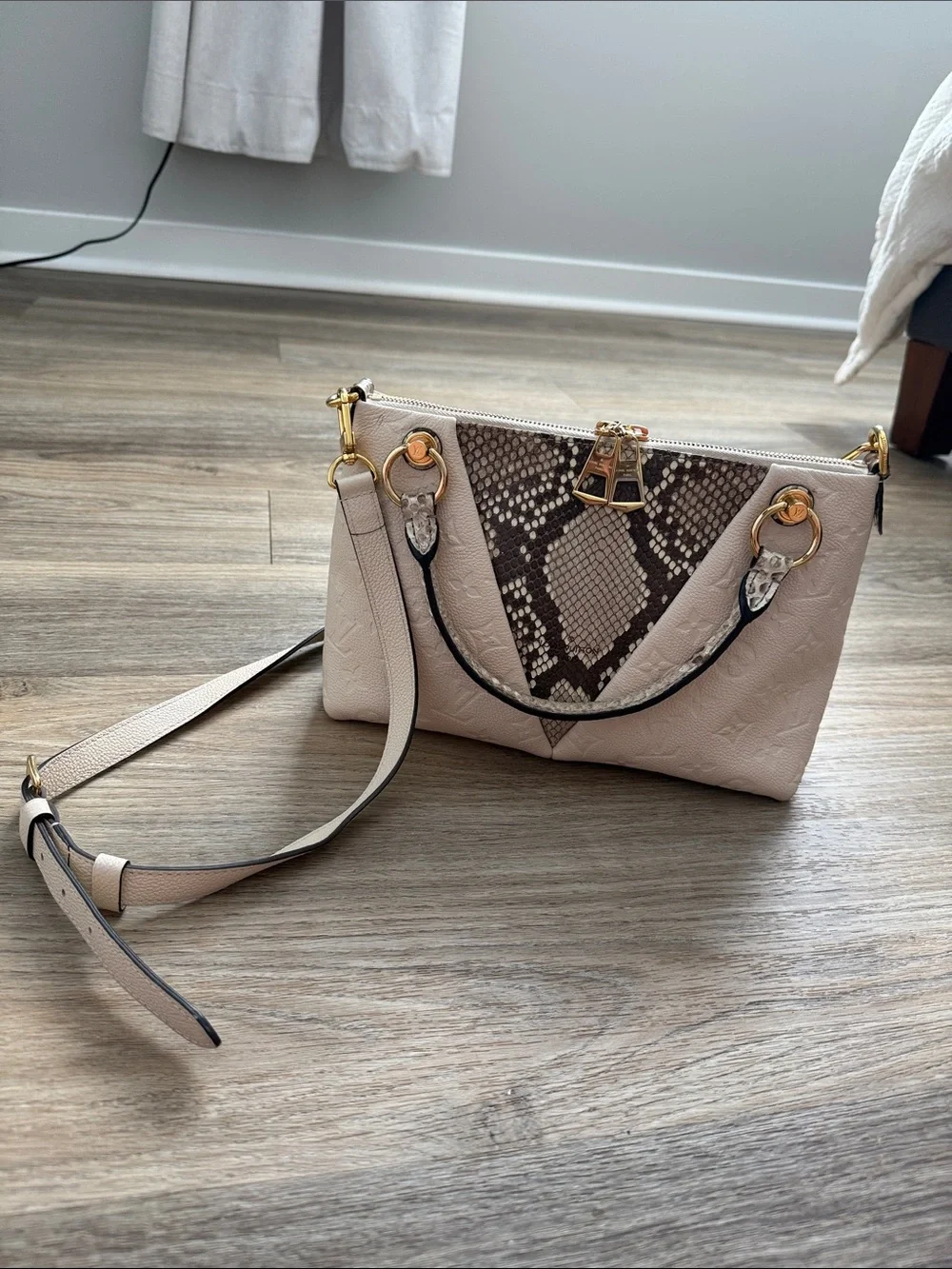 Louis Vuitton python and beige crossbody with gold hardware - Picture 1 of 16